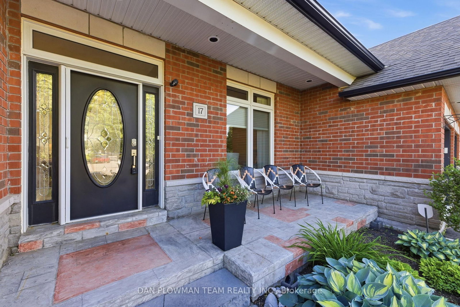 17 Burgundy Court • Whitby, ON photo 3