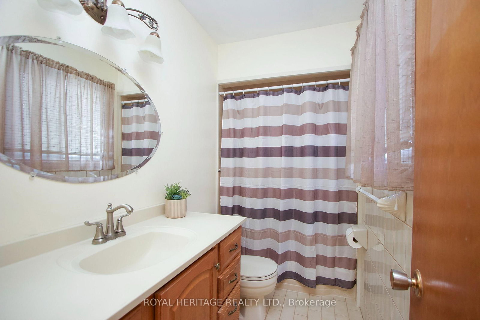 718 Annes Street • Whitby, ON photo 12