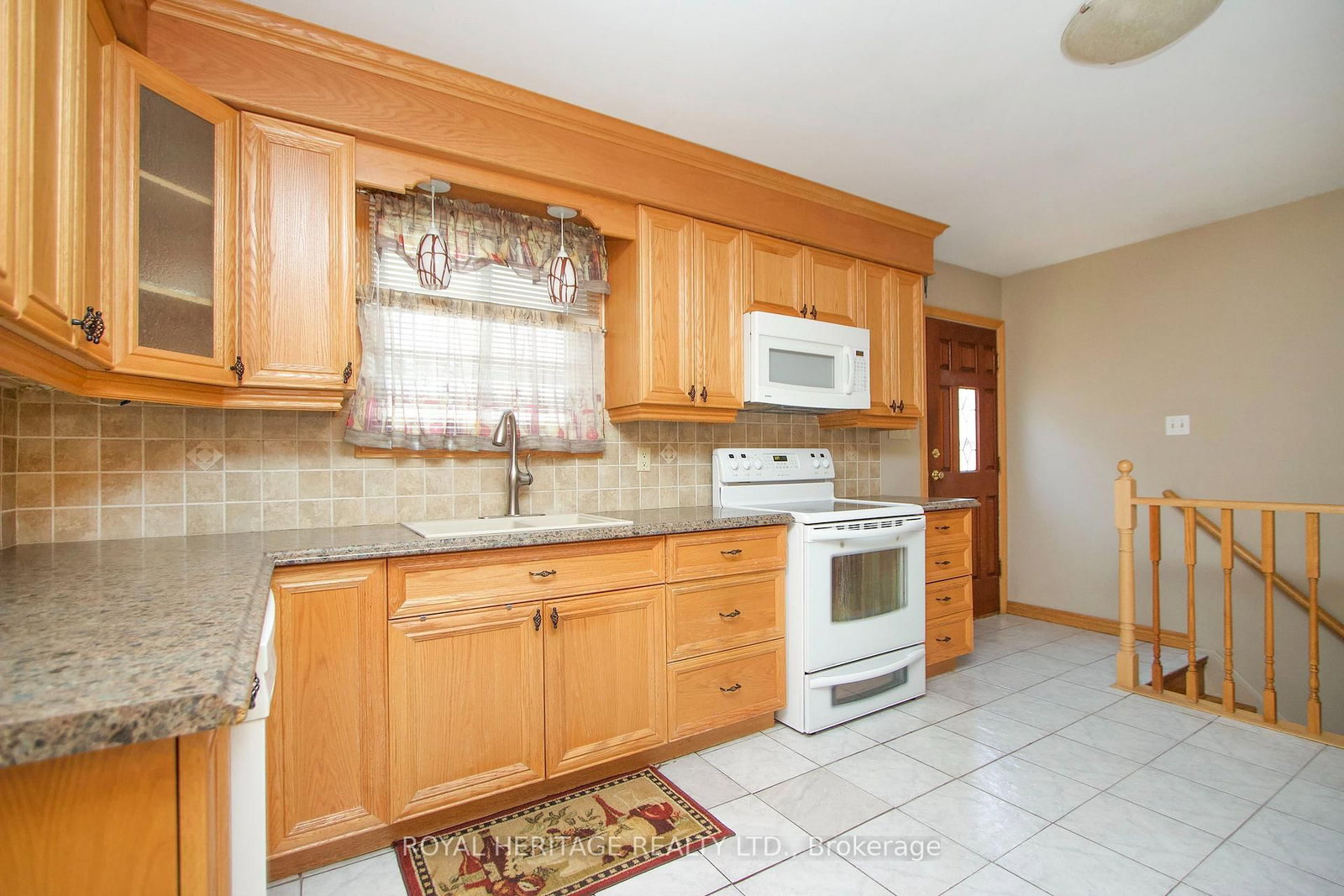 718 Annes Street • Whitby, ON photo 6