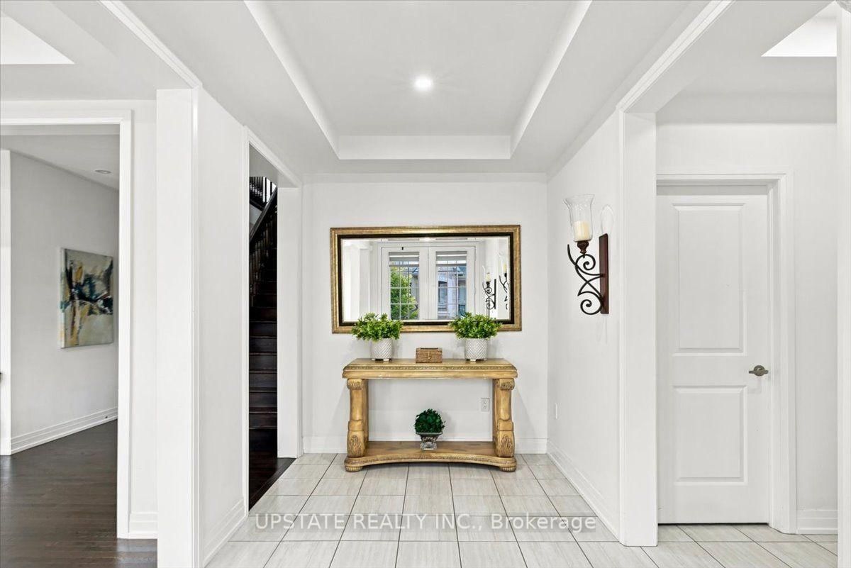 18 Blenheim Circle • Whitby, ON photo 6