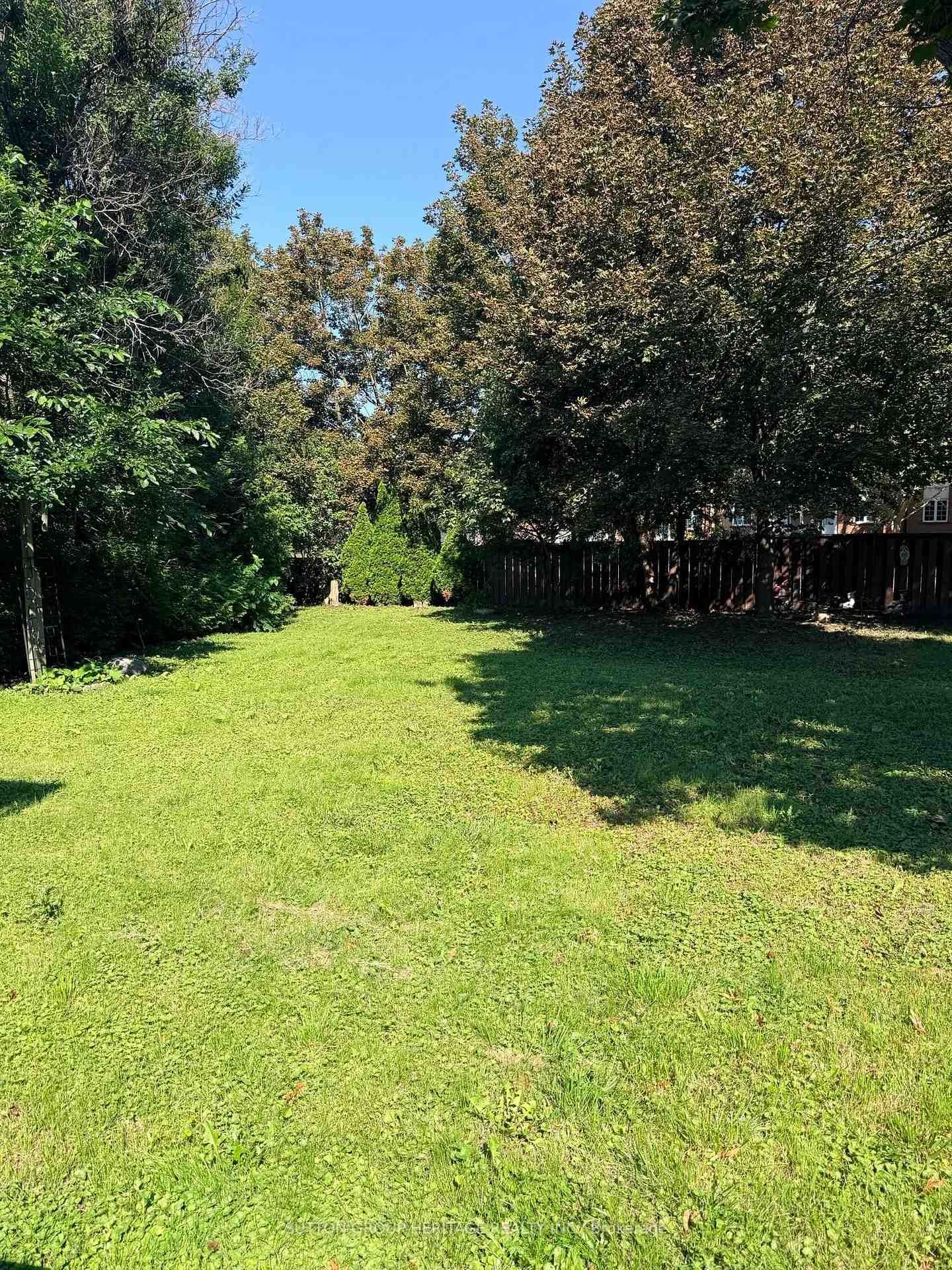 41 Harrison Court • Whitby, ON photo 2