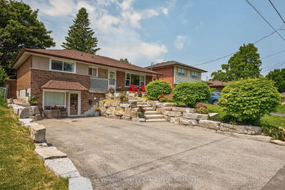 405 Bernhard Crescent • Oshawa, ON photo 2