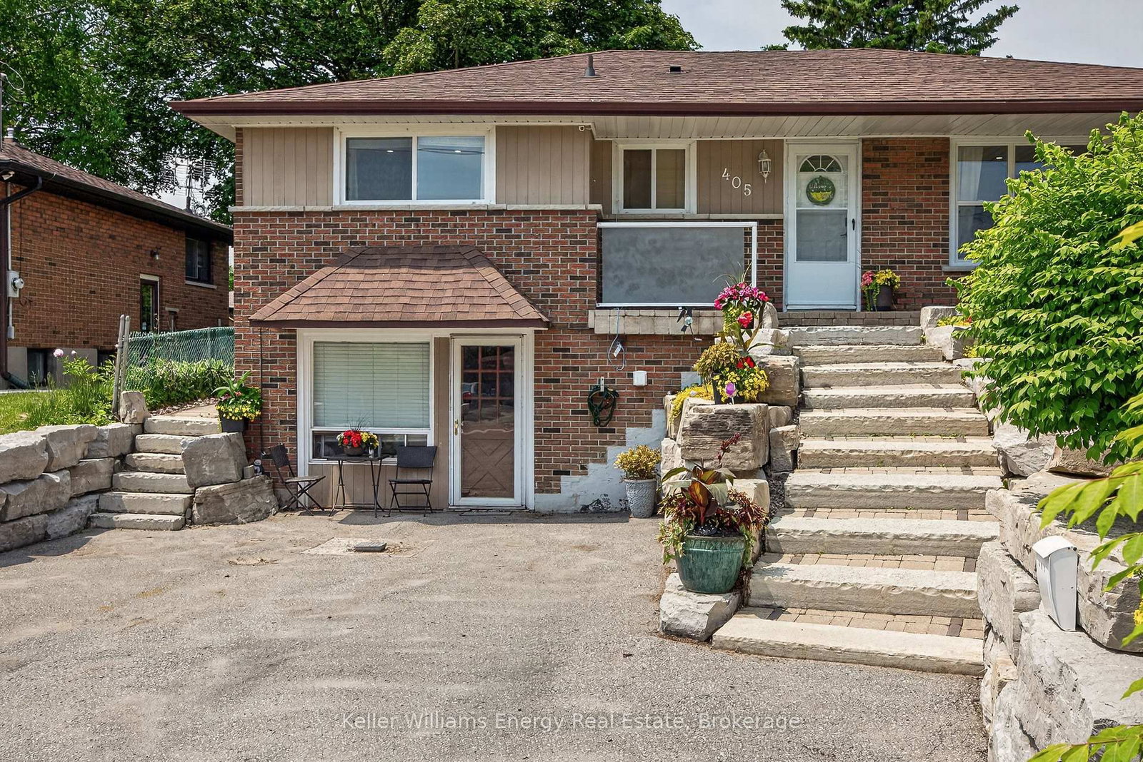 405 Bernhard Crescent • Oshawa, ON photo 4