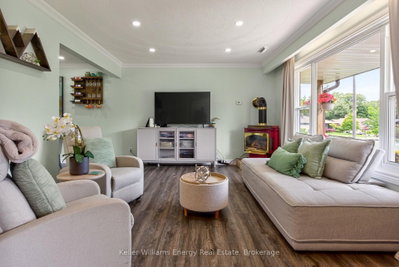 405 Bernhard Crescent • Oshawa, ON photo 8