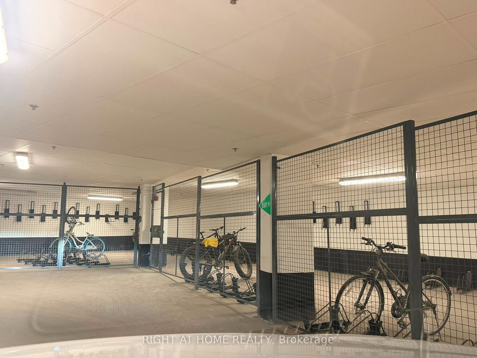 10 Liben Way • #14 • Toronto, ON photo 16
