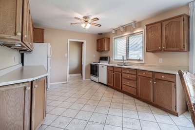 166 Elizabeth Crescent N • Whitby, ON photo 8