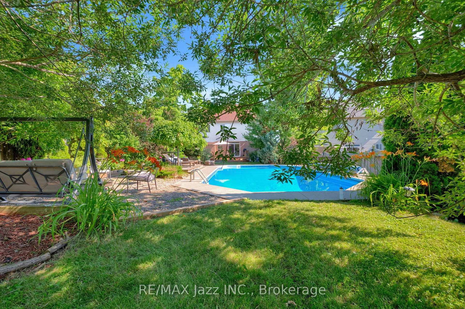 1098 Keswick Court • Oshawa, ON photo 2
