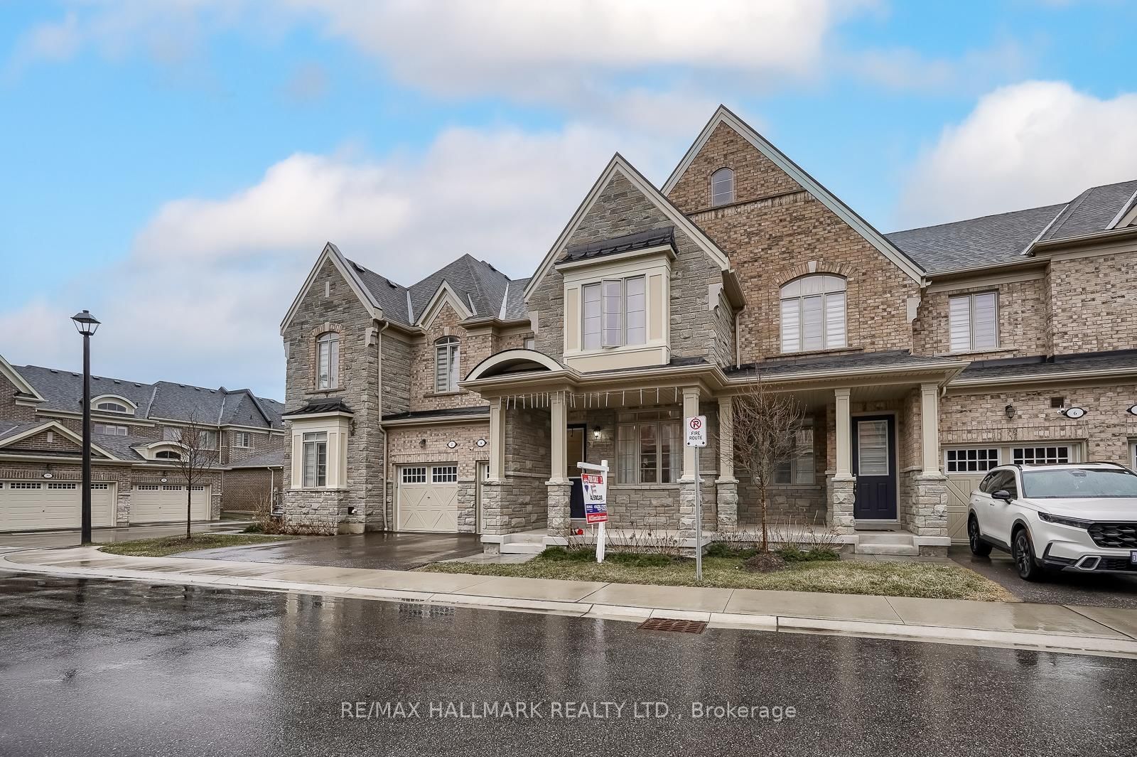 4 Hickling Lane • Ajax, ON photo 5