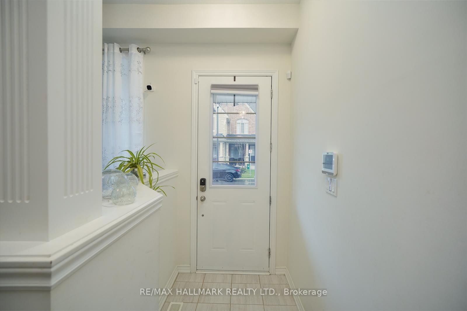 4 Hickling Lane • Ajax, ON photo 6