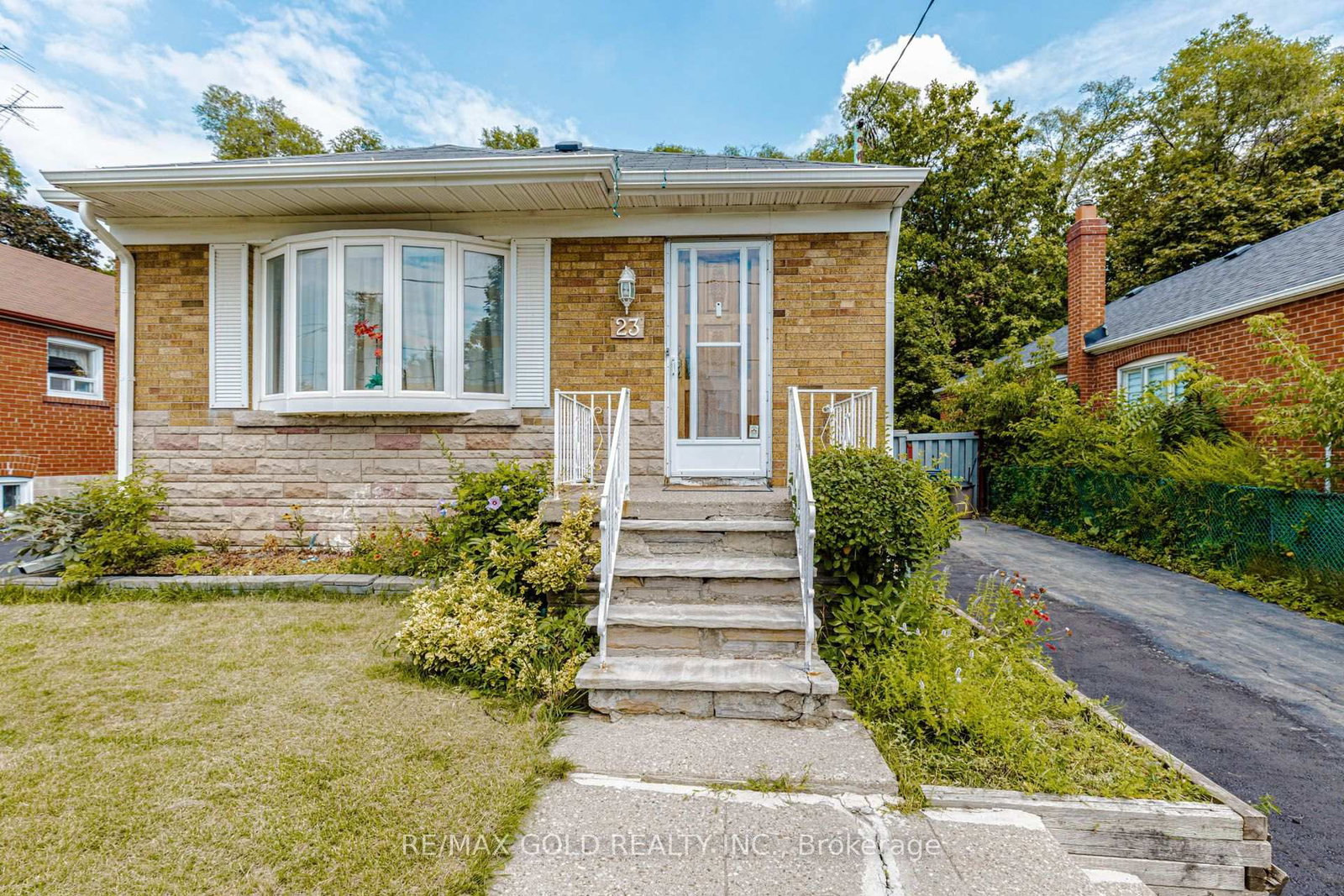 23 Rensburg Drive • Toronto, ON photo 3