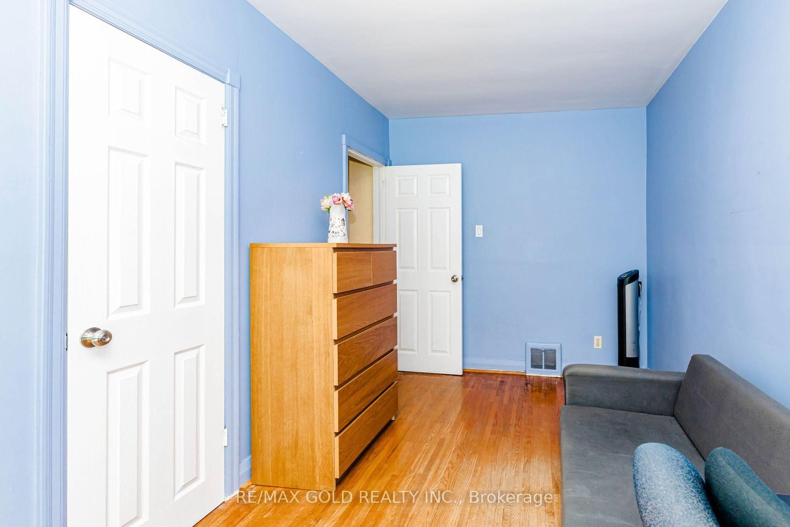 23 Rensburg Drive • Toronto, ON photo 32