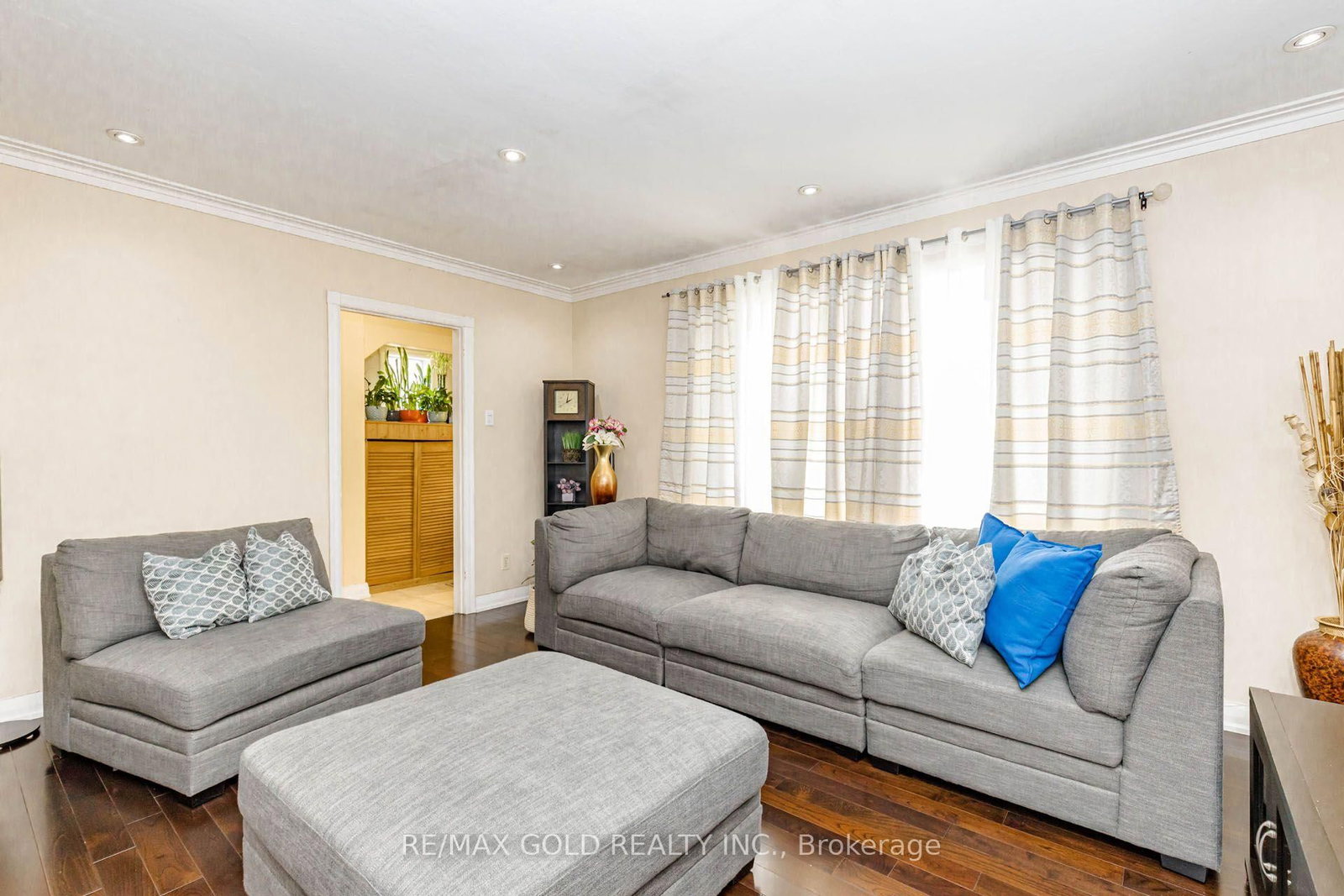 23 Rensburg Drive • Toronto, ON photo 8