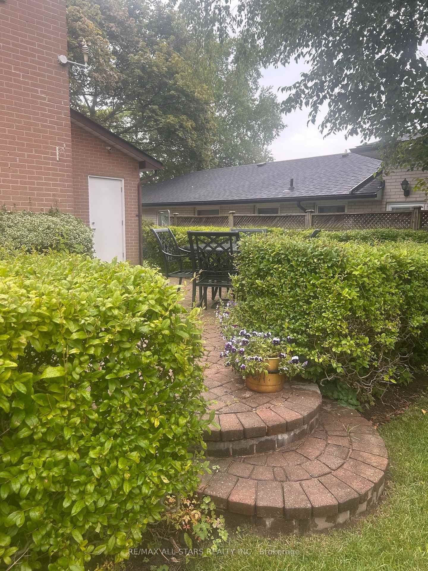 19 portico Drive • Toronto, ON photo 6