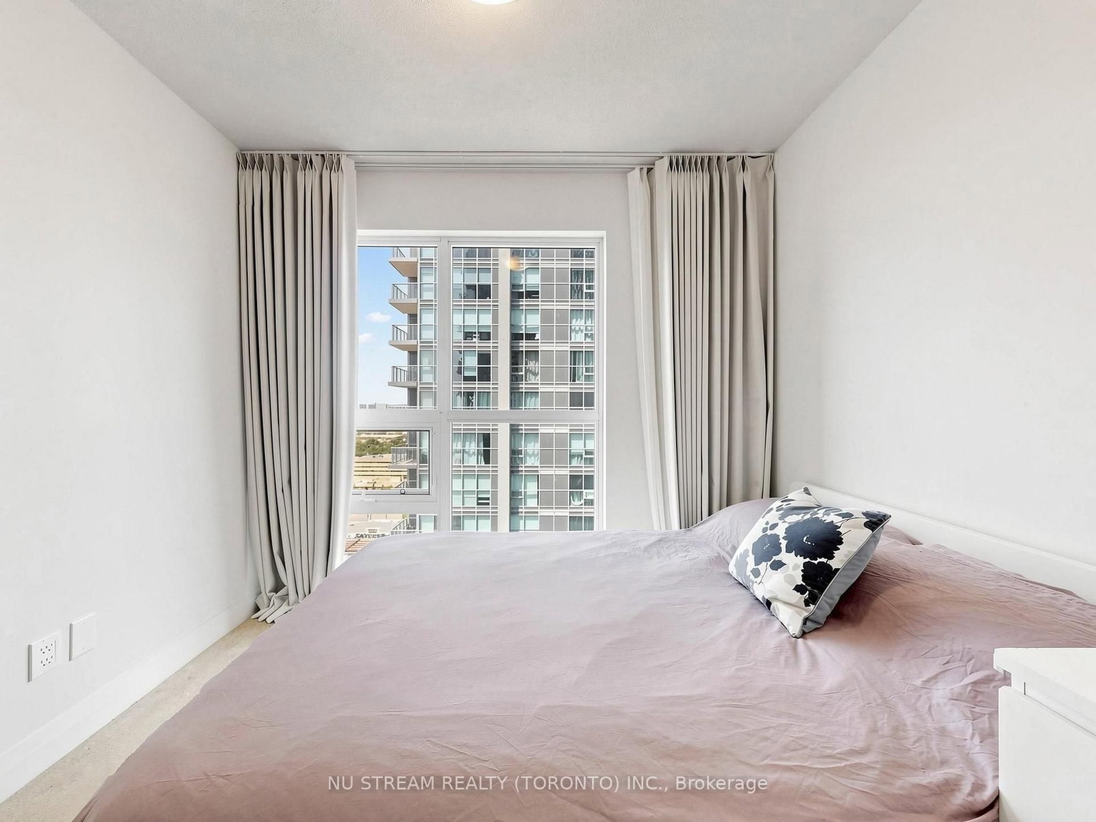 20 Meadowglen Place • #2209 • Toronto, ON photo 13