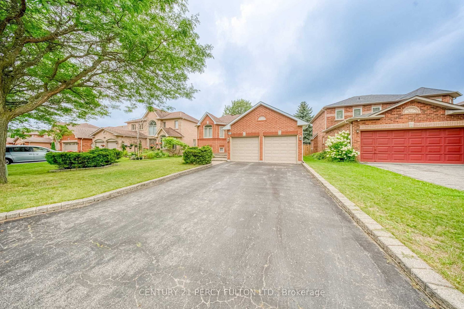 504 Sandalwood Court • Oshawa, ON photo 2