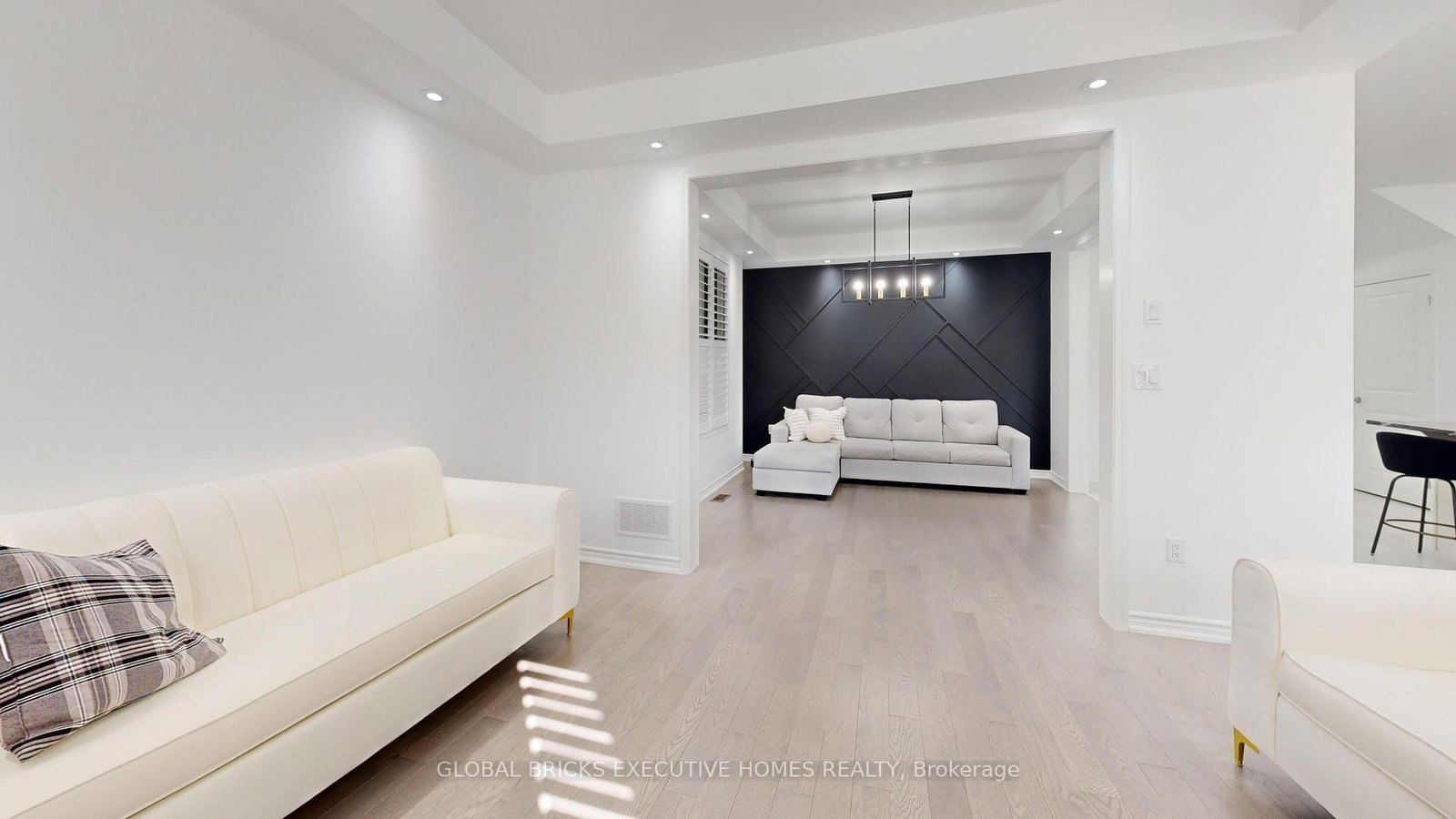 2885 Foxden Square • Pickering, ON photo 4