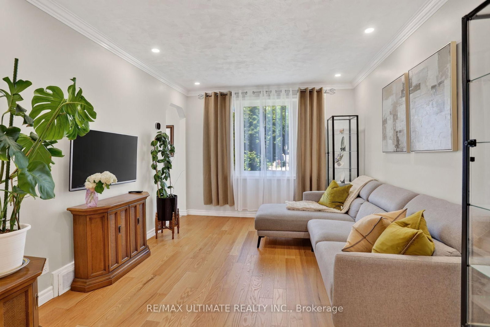 11 Midholm Drive • Toronto, ON photo 8