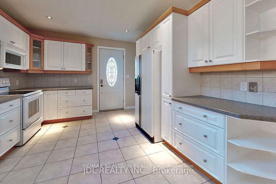 517 Fairleigh Avenue • Oshawa, ON photo 8
