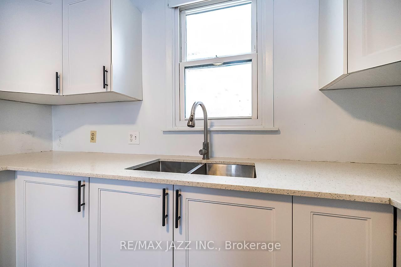 548 Front Street • Oshawa, ON photo 2