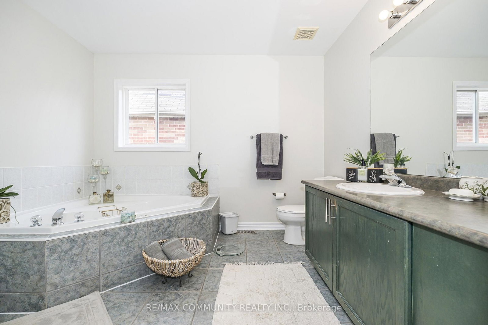 1597 Avonmore Square • Pickering, ON photo 14