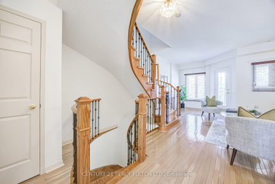 1532 Hummingbird Court • Pickering, ON photo 6