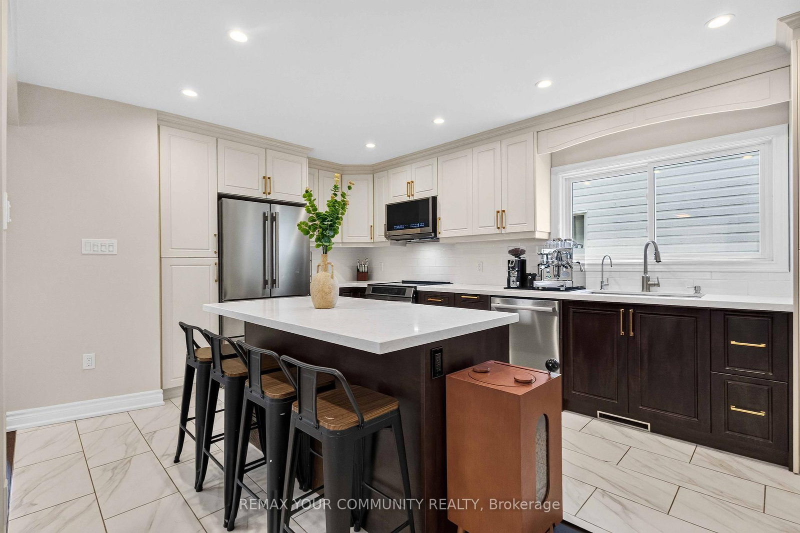 1038 Grandlea Court • Oshawa, ON photo 5