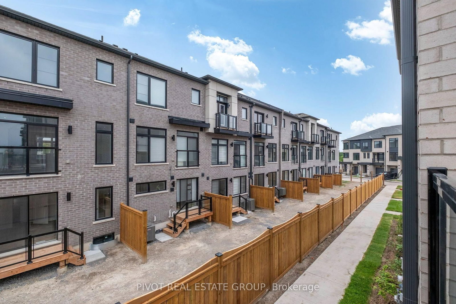 Townhouse sold at 11 Pluto Way, Whitby, Ontario, L1M 0M7 - Brooklin - MLS: E13664458