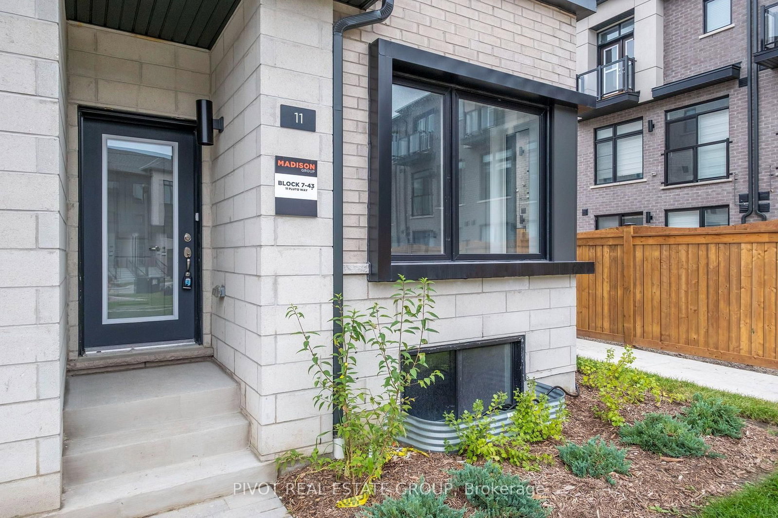 Townhouse sold at 11 Pluto Way, Whitby, Ontario, L1M 0M7 - Brooklin - MLS: E13664458