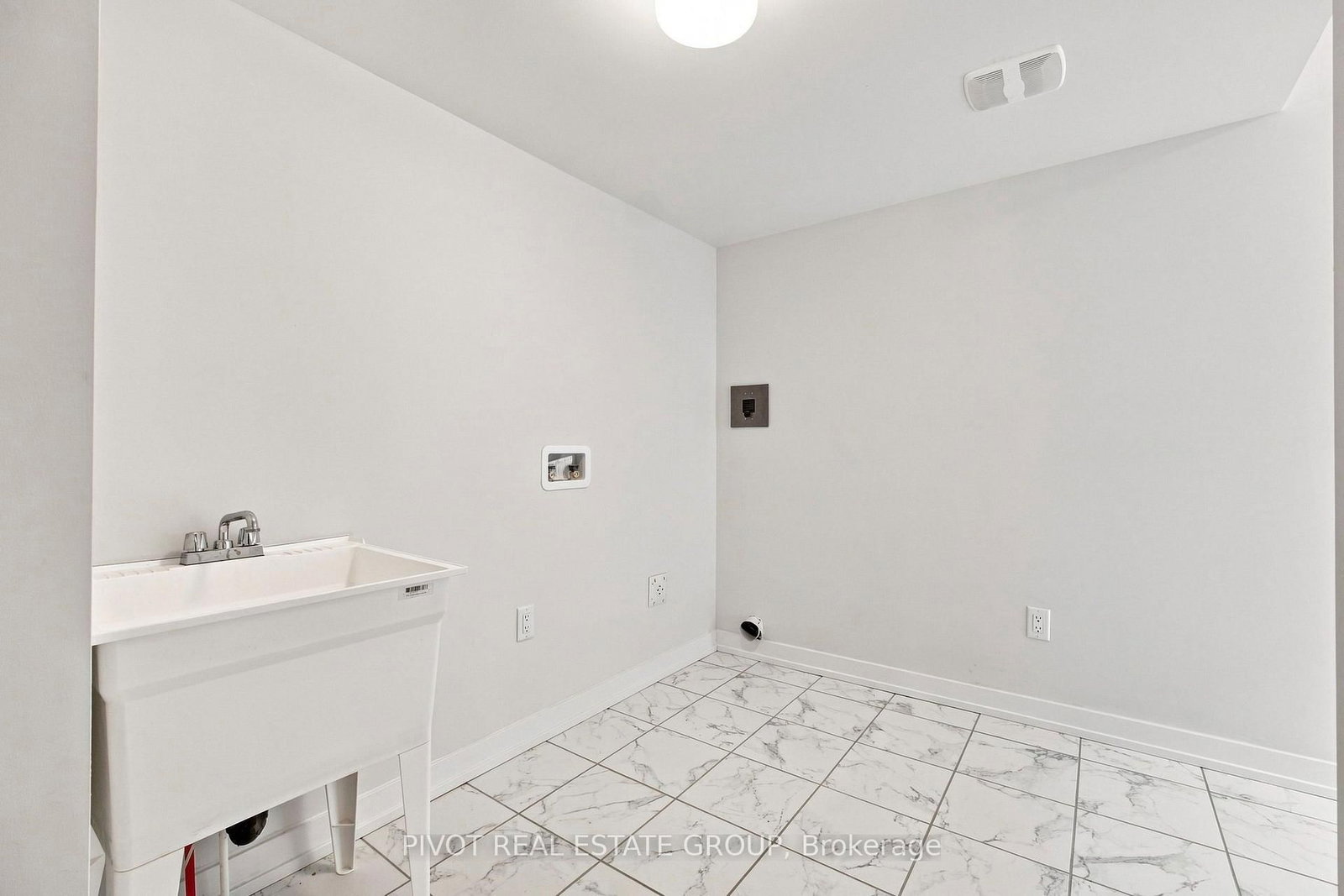 Townhouse sold at 11 Pluto Way, Whitby, Ontario, L1M 0M7 - Brooklin - MLS: E13664458