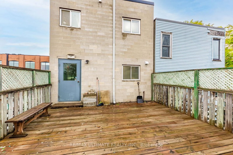 5 - 996 Queen Street E