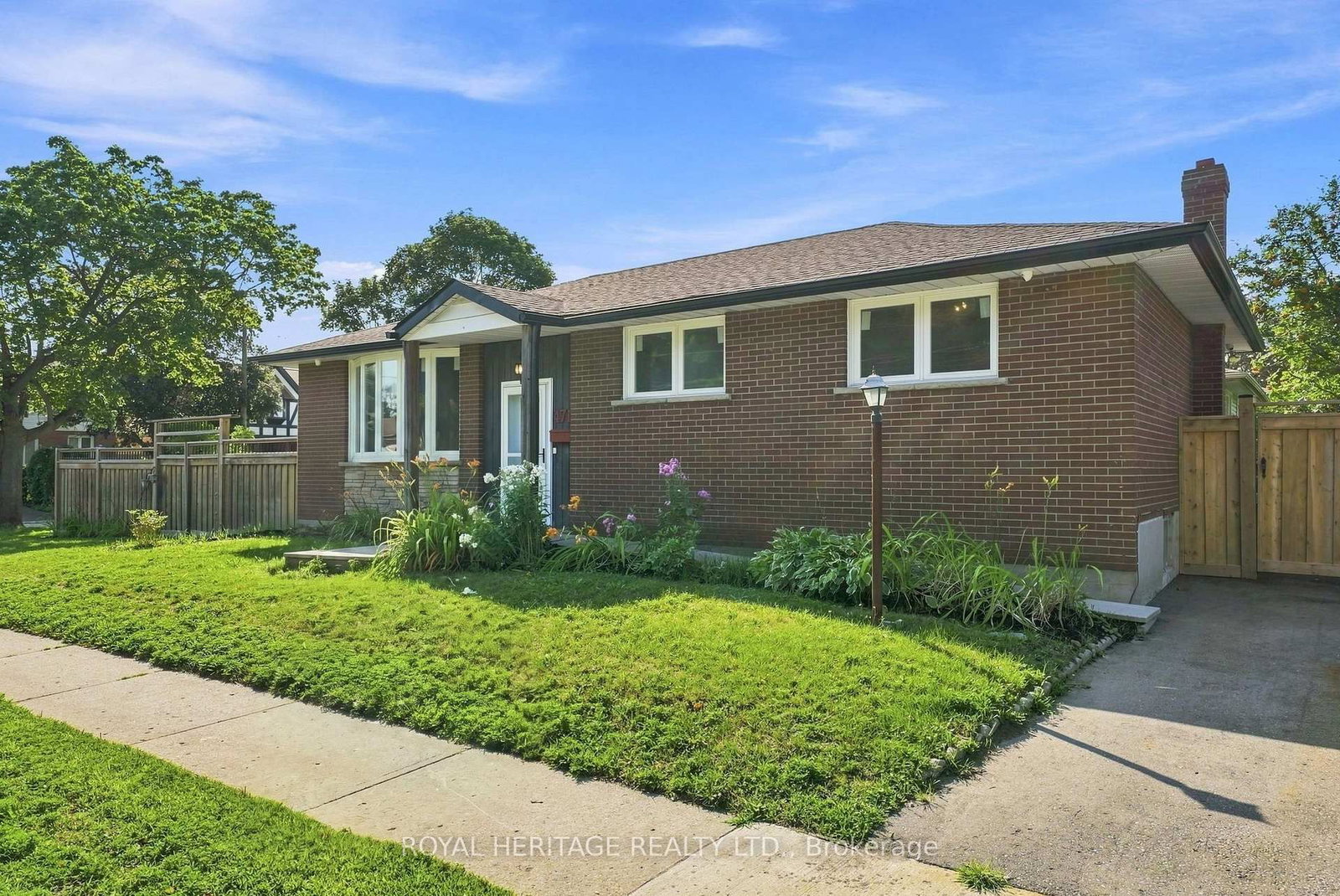 471 Rossland Road E • Oshawa, ON photo 2