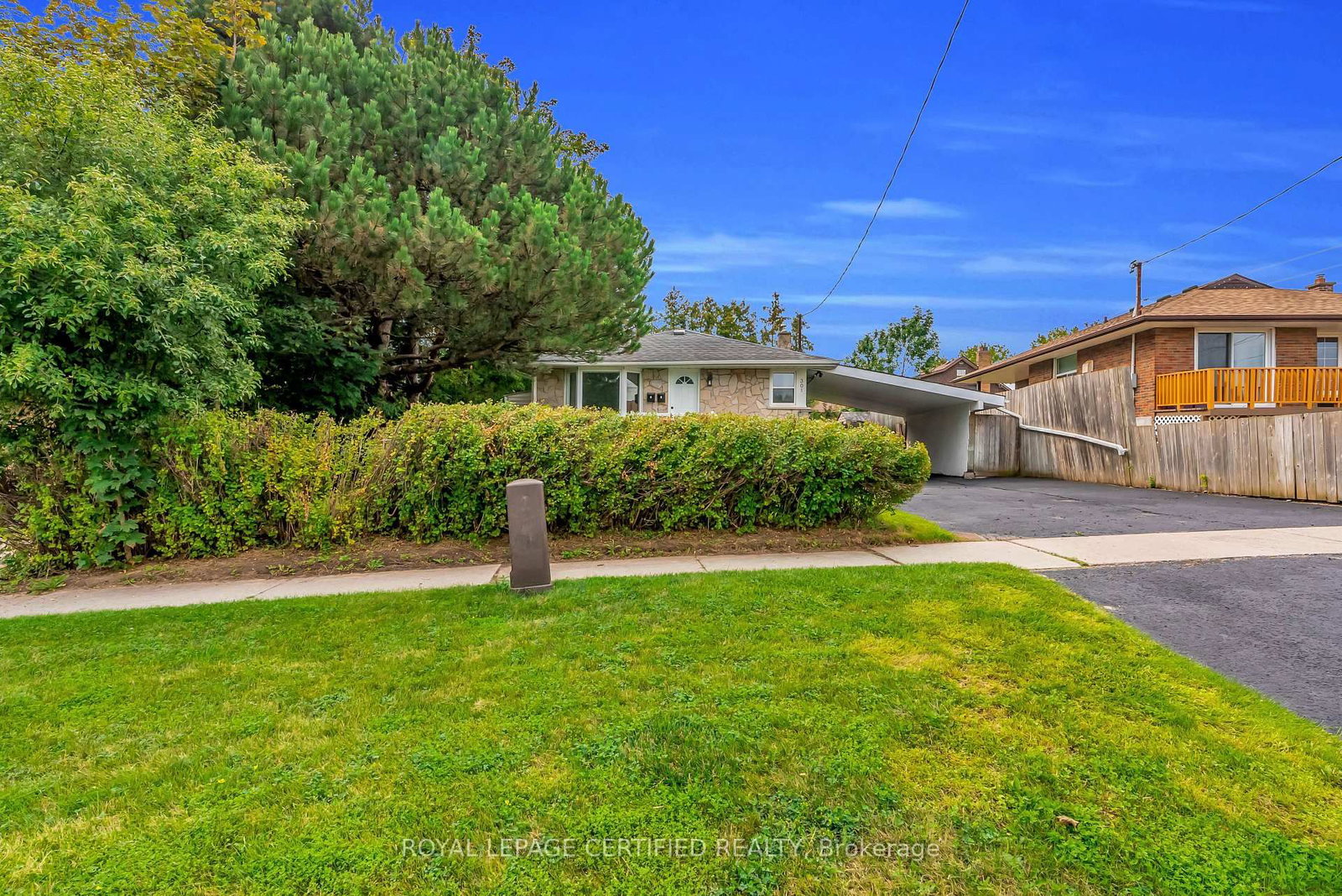 301 Geneva Avenue • Oshawa, ON photo 4