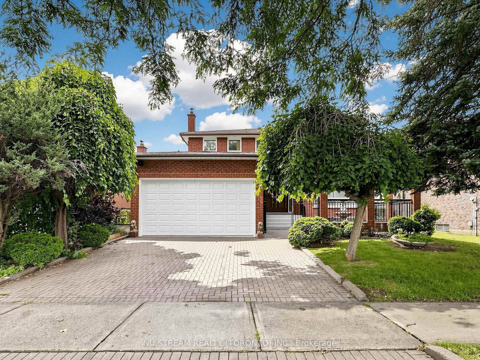 117 Ambercroft Boulevard N • Toronto, ON photo 1