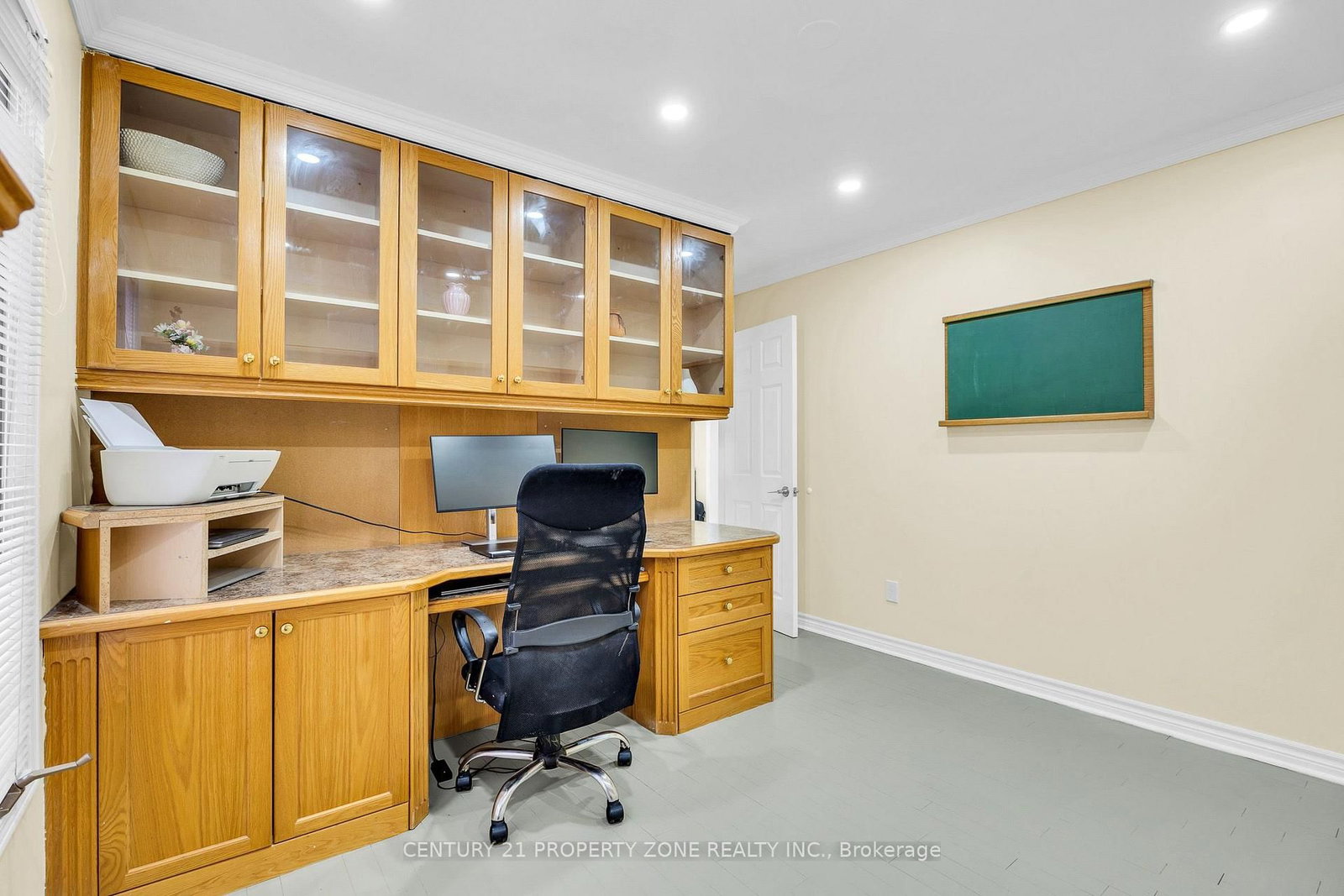 27 Bassett Boulevard • Whitby, ON photo 12