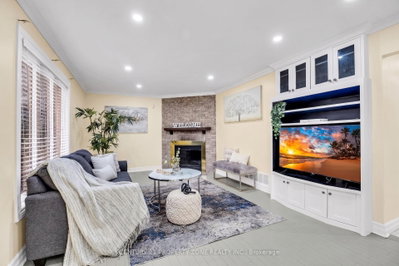 27 Bassett Boulevard • Whitby, ON photo 5