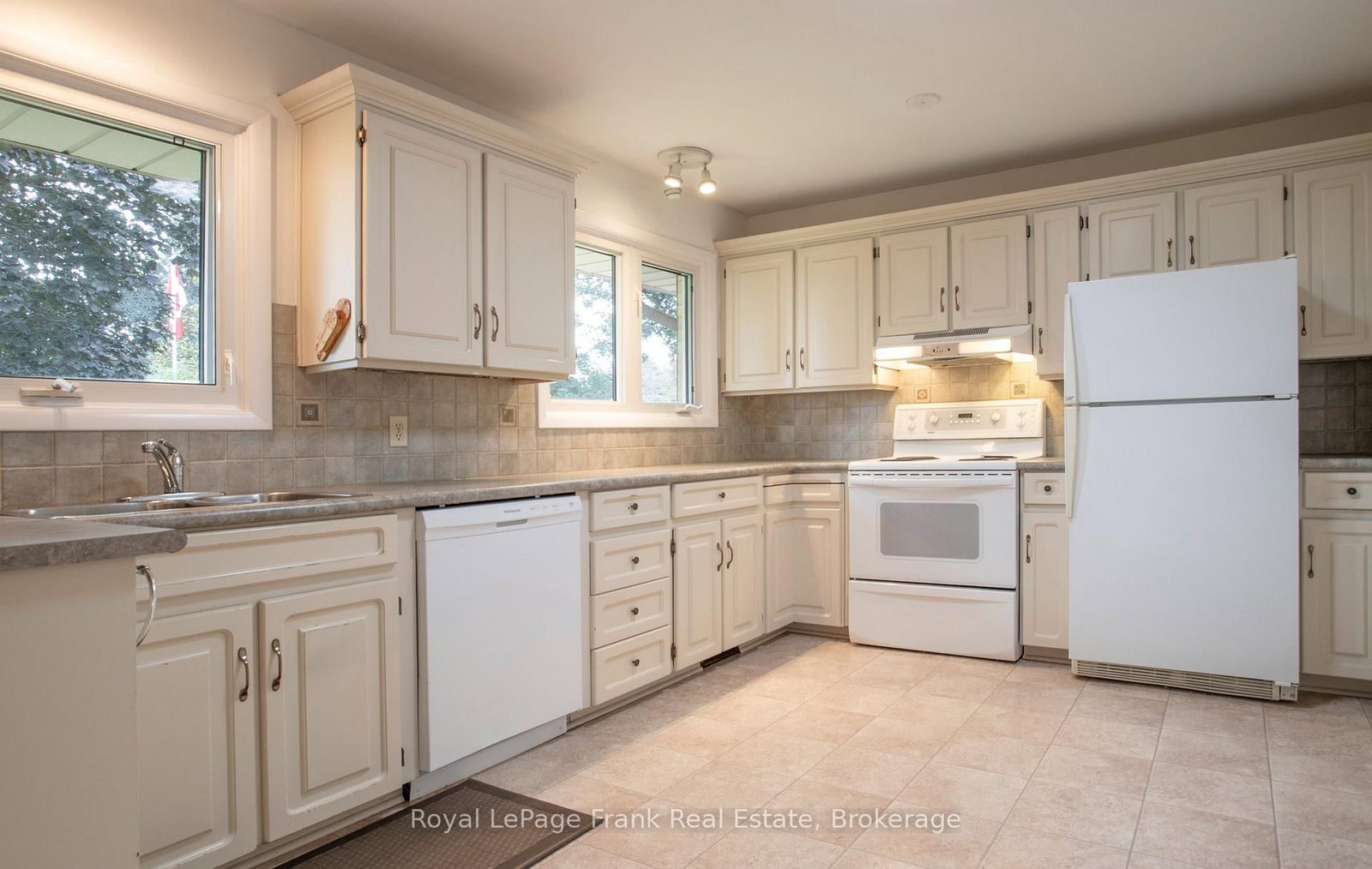 407 Glencastle Avenue • Oshawa, ON photo 10