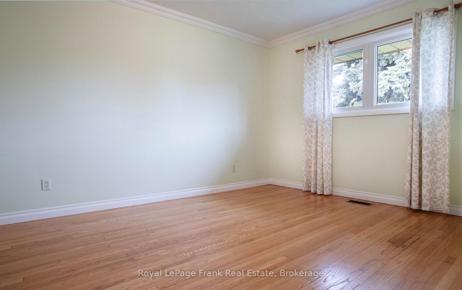 407 Glencastle Avenue • Oshawa, ON photo 13