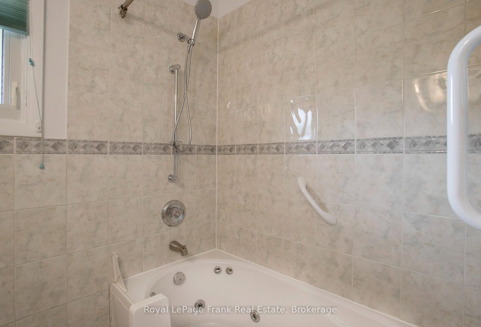 407 Glencastle Avenue • Oshawa, ON photo 20