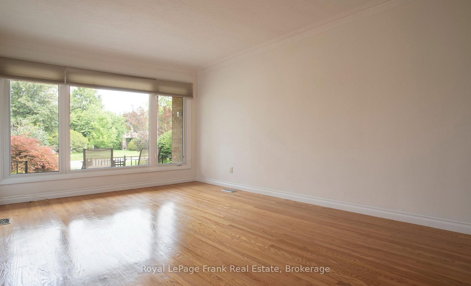 407 Glencastle Avenue • Oshawa, ON photo 5