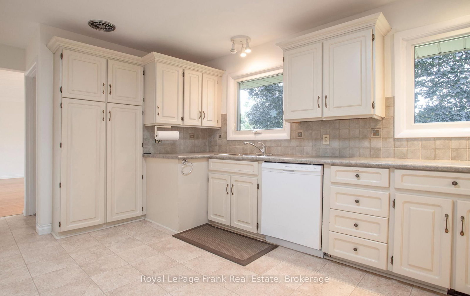 407 Glencastle Avenue • Oshawa, ON photo 9