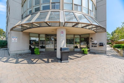 1005 - 712 Rossland Road E