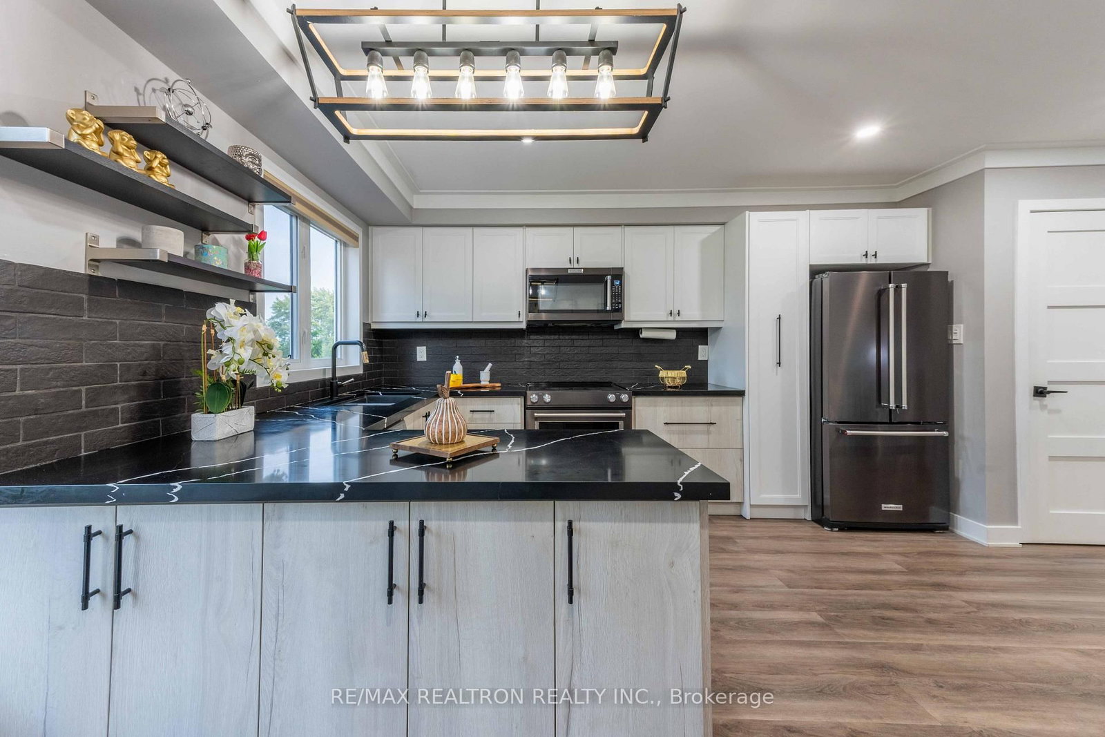 23 Pennefather Lane • Ajax, ON photo 8