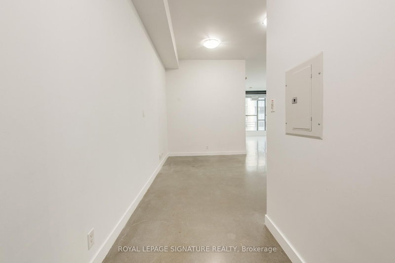 625 Queen St E photo 4
