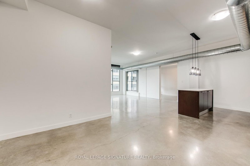 625 Queen St E photo 5