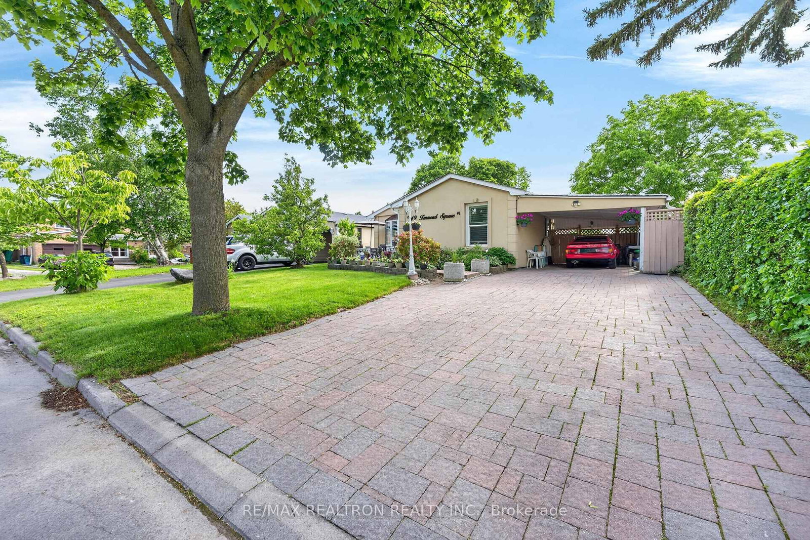 49 Tunmead Square • Toronto, ON photo 4
