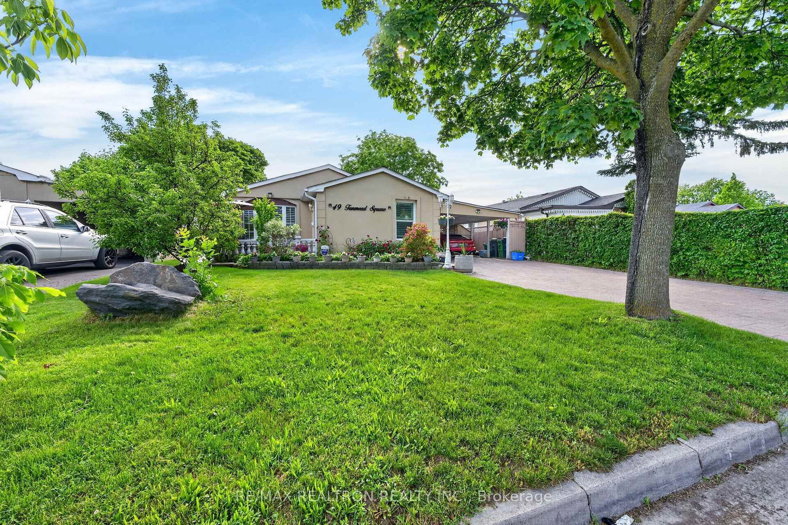 49 Tunmead Square • Toronto, ON photo 5