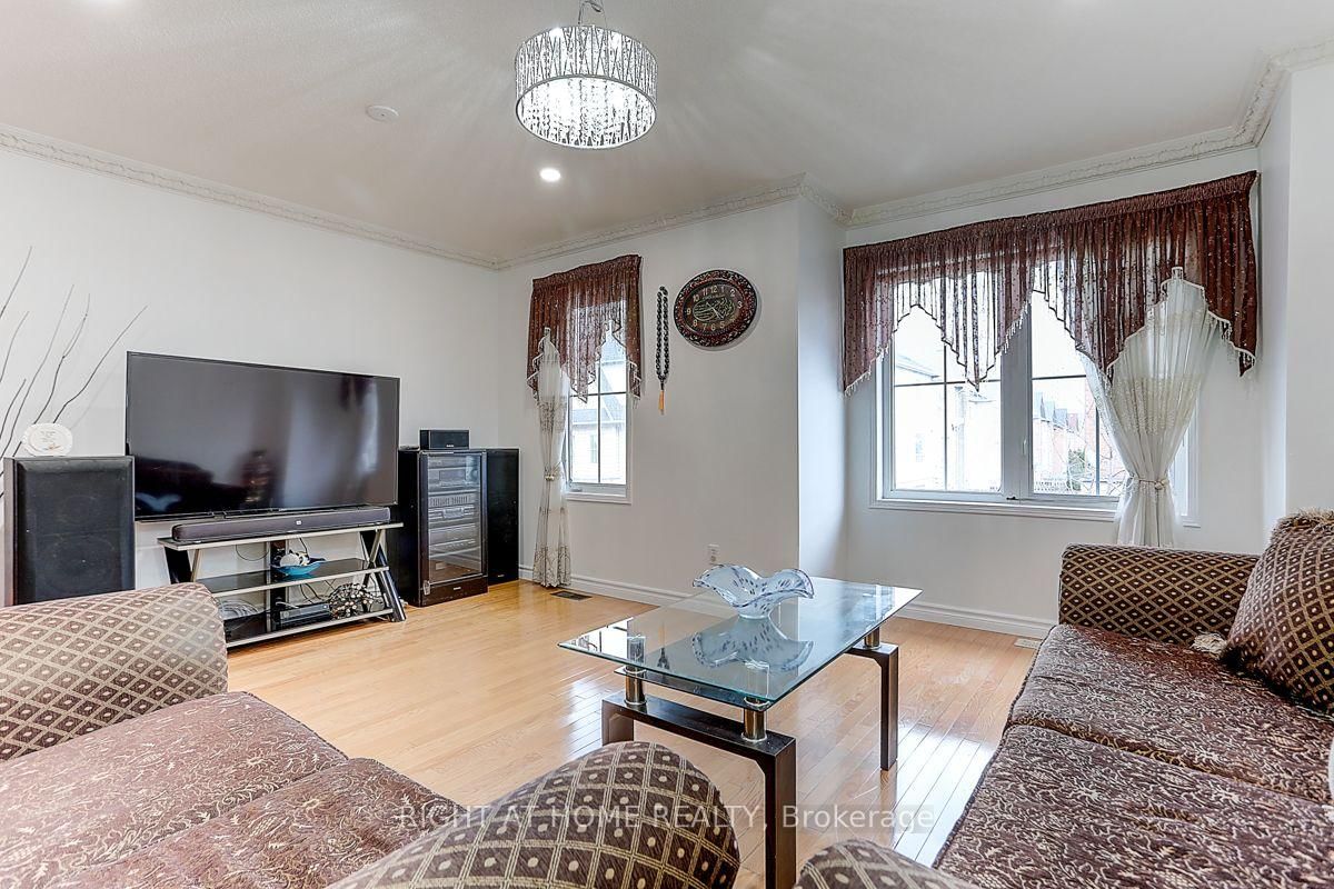 16 Pat Brooks Terrace • Toronto, ON photo 9