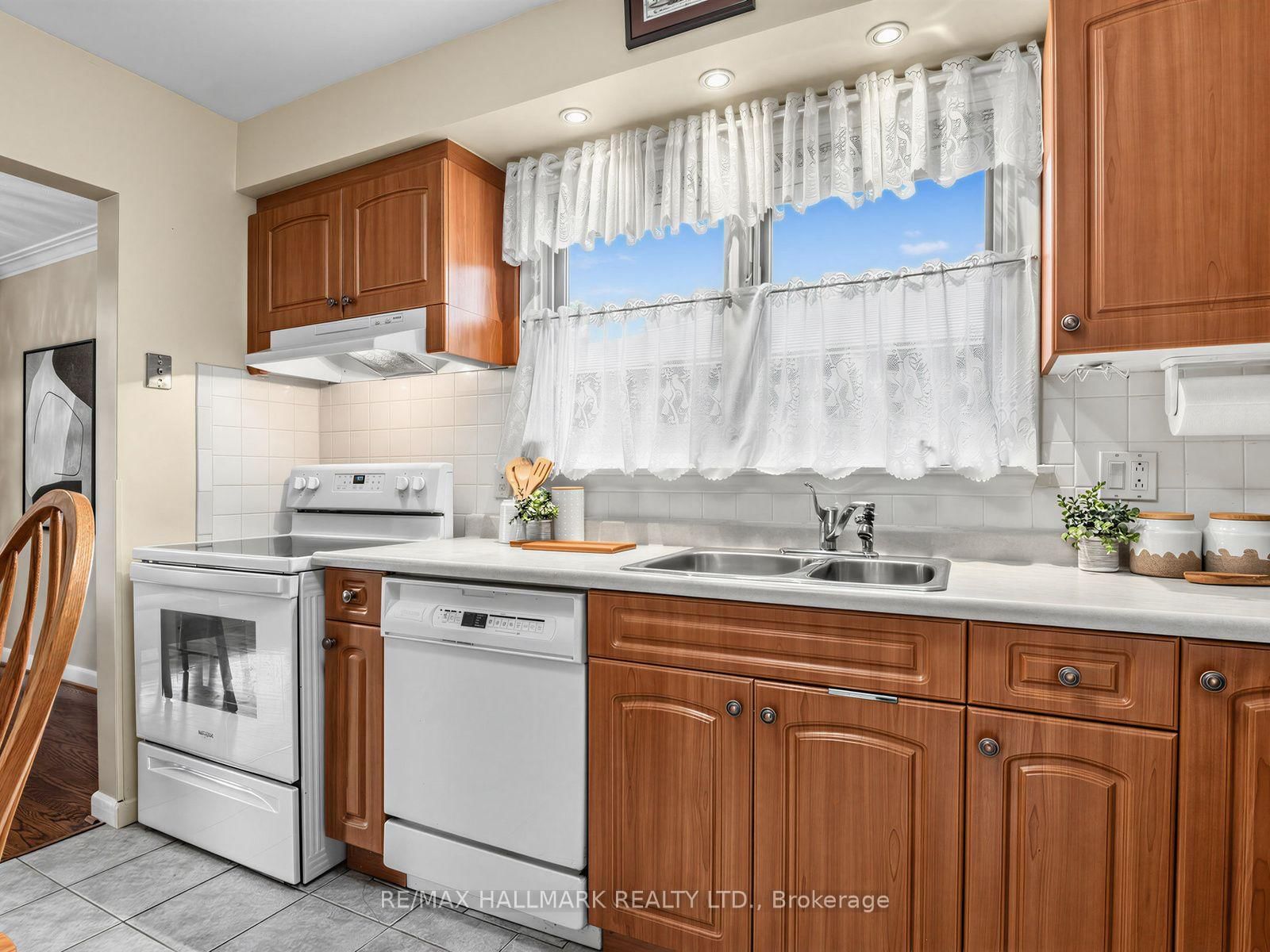 23 Lynnbrook Drive • Toronto, ON photo 15
