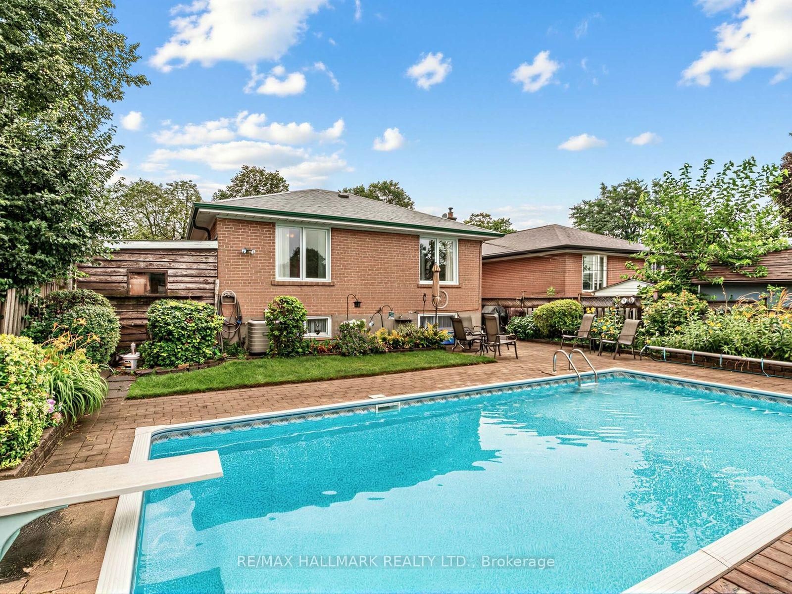 23 Lynnbrook Drive • Toronto, ON photo 32