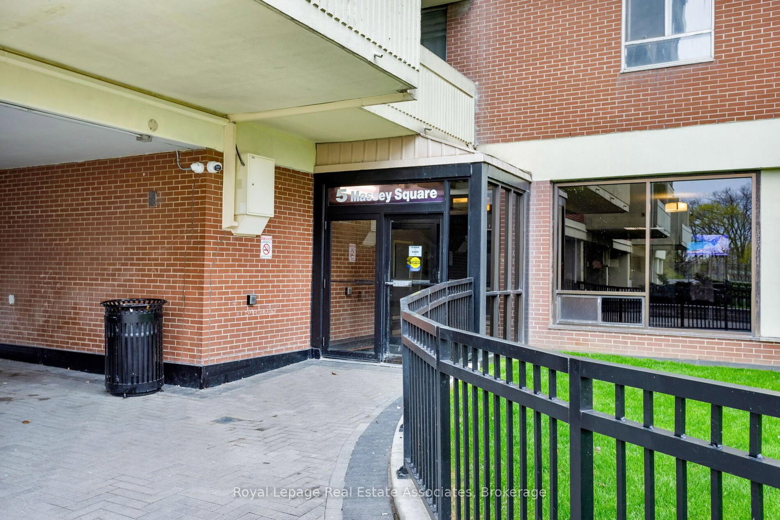 5 Massey Square • #1710 • Toronto, ON photo 2